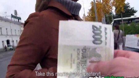 Блондинка трахается за деньги на новый диван