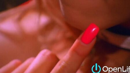 Блондинка с большими сиськами ласкает свою пизду