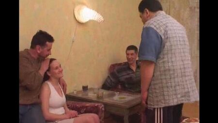 Пьяный дядька с друзьями совершает инцест с племянницей