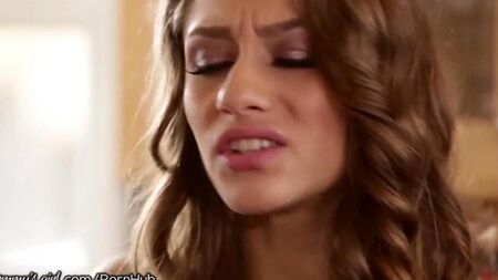 Красивая мачеха заставила падчерицу лизать киску