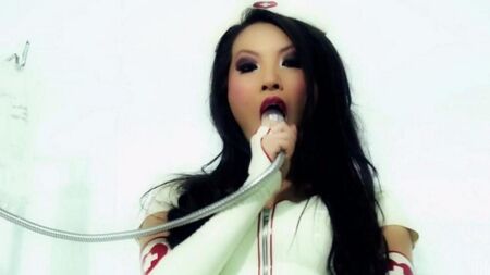 Сама себя насилует в жопу