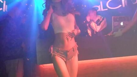 Asian Twerk Dance by Japanese Sexy Girl Booty in Denim