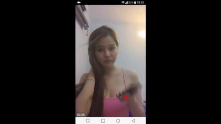 สาวเวียดนามบีบนมเปิดนมโชว์หน้ากล้อง