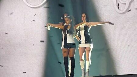 Ariana Grande Sexy – Problem (Chicago, 10.02.2015)