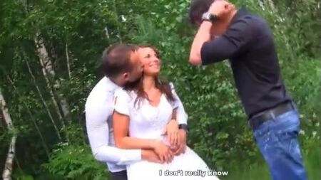 РУССКОЕ НЕОБЫЧНОЕ ПОРНО НА ПРОГУЛКЕ С МОЛОДОЙ КРАСИВОЙ НЕВЕСТОЙ