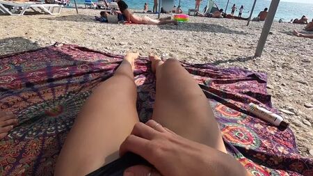 NAKING_PUSSY_ON_THE_BEACH___MEN_LOOK_AT_ME_4.mp4
