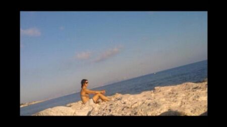 Девушка загорает на солнце полностью голая