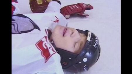 Фанатка дала хоккеисту трахнуть ее в анал