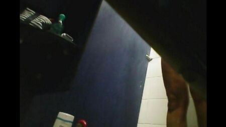 В душе стоит скрытая камера и снимает выбритую киску девушки