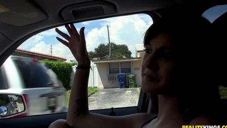 Худышка ебется с пикапером в машине