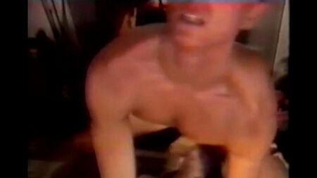 Обмениваются спермой, передавая ее руками