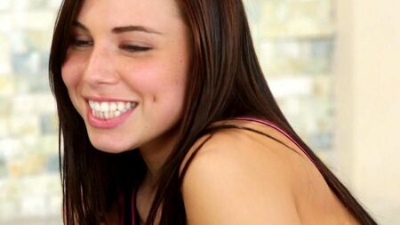 Aidra Fox сделала подруге массаж клитора язычком