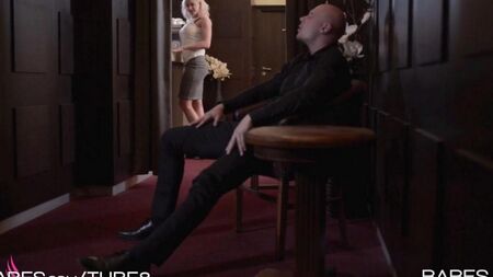 Хорошенькая блондинка показывает свои умения