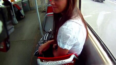 Незнакомка отсасывает у парня в кустах