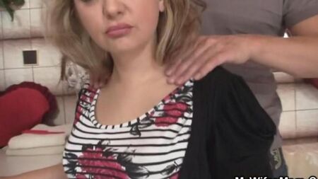 Расслабил мамочку полным массажем вагины