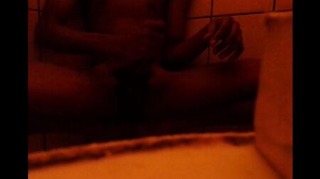 Девушка сначала мылась в душе, а дальше перешла к самоудовлетворению