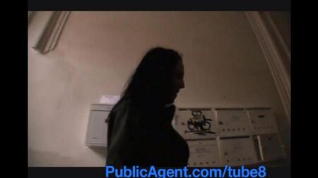 Шлюшка согласилась на секс в парадной