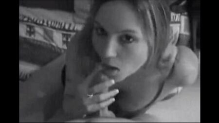 Девушка не стесняется брать член и сперму в рот