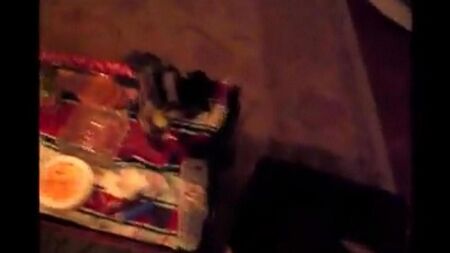 Пьяная в хлам девка отсосала пенис