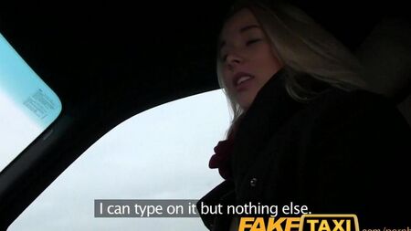 Любительский секс с блондинкой в машине