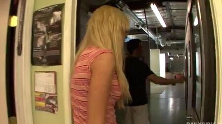 Снял девушку на улице и повел домой трахать