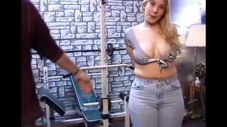 Длинноволосая женщина с натуральными сиськами рассматривает пенис мужчины