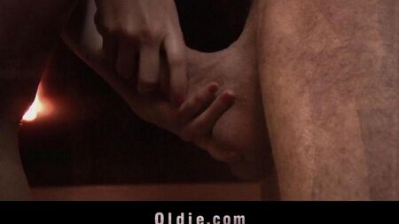 Дядя поставил племянницу раком