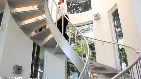 Массажистка ублажает сразу двух клиентов на дому