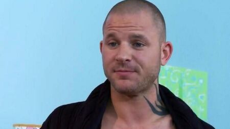 Две девушки делают минет