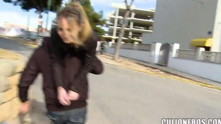 Трах на улице с молодой девушкой