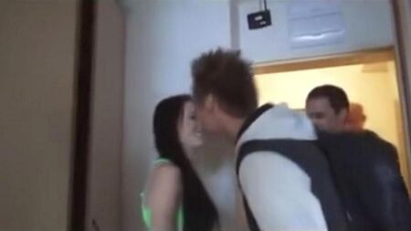 Хорошенькая Эмилия согласилась поучаствовать в групповушке