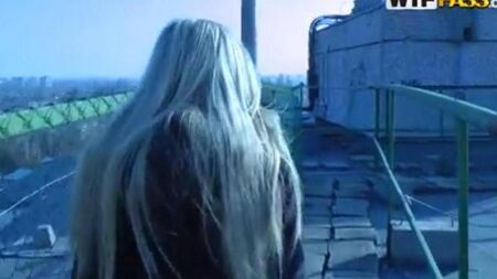 Туристка дала пикаперу трахнуть попку в горах