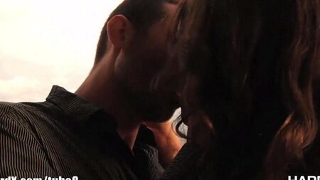 Молодая грудастая Лара со своим другом в кроватке