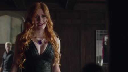 Emeraude Toubia, Katherine McNamara Sexy - Shadowhunters (2016) s01e04