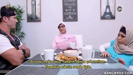 Türbanlı Üvey Anne Kızının Sevgilisini Ayartıyor (Türkçe Altyazılı)