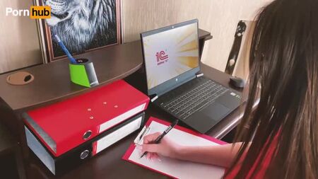 Мой босс опять меня трахает пока муженёк ждёт дома