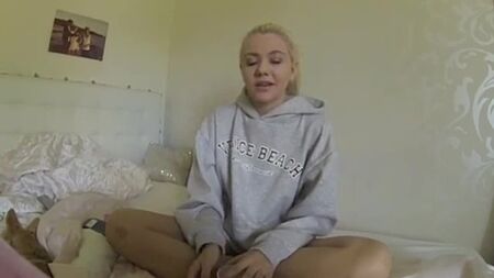 FIE LAURSEN ( Fie Laursen: Første video! )