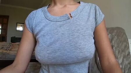 висячие сиськи лижет парень